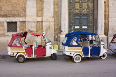 Palermo, İtalya - 25 Eylül 2019 Palermo şehir merkezinde Ape Tuk Tuks