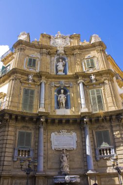 Palermo, Sicilya, İtalya 'daki Quattro Canti Meydanı' ndaki (Piazza Vigliena) Palazzo Di Rudin Sarayı