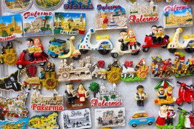 Palermo, İtalya - 25 Eylül 2019: Palermo 'da satılık mıknatıslar