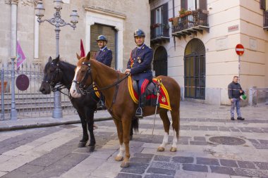 Palermo, İtalya - 25 Eylül 2019: Atlı Polis Palermo, Sicilya, İtalya 'da devriye geziyor