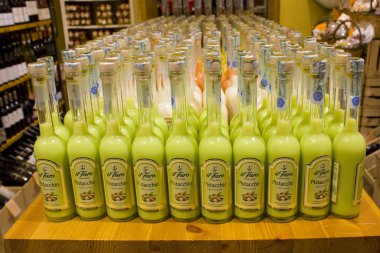 Palermo, İtalya - 25 Eylül 2019: Limonlu geleneksel İtalyan likörü - Lemonchello - Palermo 'da yerel bir dükkanda