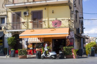 Palermo, İtalya - 25 Eylül 2019: Palermo, Sicilya, İtalya 'da fast food ile tipik kafe