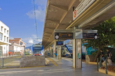Palermo, İtalya - 25 Eylül 2019: Palermo, Sicilya, İtalya 'daki ana tren istasyonu platformları (veya Palermo Centrale)