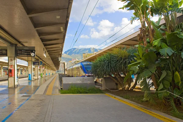 Παλέρμο Ιταλία Σεπτεμβρίου 2019 Πλατφόρμες Του Κεντρικού Σιδηροδρομικού Σταθμού Palermo — Φωτογραφία Αρχείου