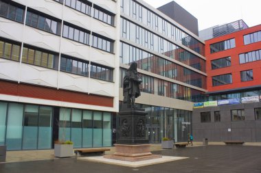 Leipzig Üniversitesi kampüsündeki Leibniz Denkmal anıtı
