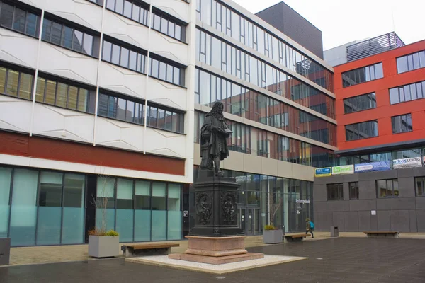 Leibniz Denkmal Auf Dem Campus Der Universität Leipzig — Stockfoto