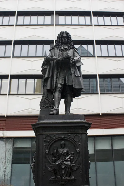 Pomnik Leibniza Denkmala Kampusie Uniwersytetu Lipsku — Zdjęcie stockowe