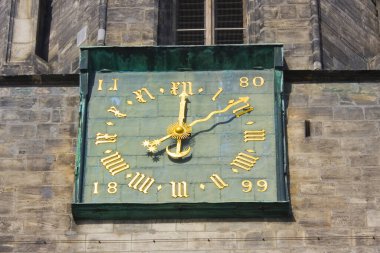 Halle, Almanya 'da Kızıl Kule' nin (veya Roter Turm) saati