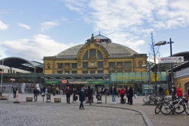 HALLE, GERMANY - 9 Mart 2020 Halle 'deki Tren İstasyonu (Saale)