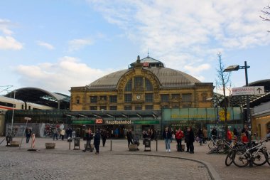 HALLE, GERMANY - 9 Mart 2020 Halle 'deki Tren İstasyonu (Saale)