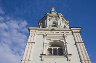 Sumy, Ukrayna 'daki Kutsal Diriliş Katedrali' nin çan kulesi.