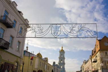 SUMY, UKRAINE - 2 Ocak 2020: Sumy, Ukrayna 'da Kurtarıcı Dönüşüm Katedrali' nin çan kulesiyle Eski Şehir Sokağı
