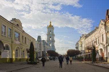 SUMY, UKRAINE - 2 Ocak 2020: Sumy, Ukrayna 'da Kurtarıcı Dönüşüm Katedrali' nin çan kulesiyle Eski Şehir Sokağı