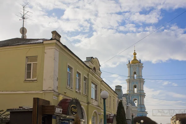 Sumy Ukraine Januar 2020 Straße Der Altstadt Mit Glockenturm Der — Stockfoto