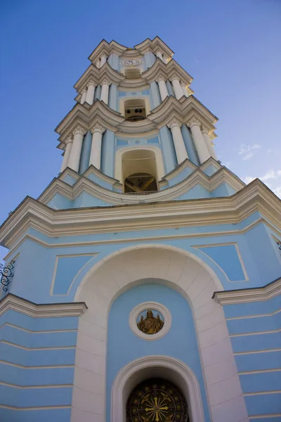 Sumy, Ukrayna 'daki Kurtarıcı Şekil Değiştirme Katedrali' nin çan kulesi.