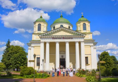 UKRAINE, NOVGOROD-SEVERSKY - 10 Temmuz 2020: Novgorod-Seversky, Ukrayna 'daki Spaso-Preobrazhensky erkek manastırındaki kilise