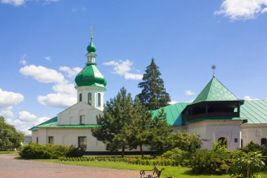 Peter ve Paul Kilisesi 'nin Spaso-Preobrazhensky erkek manastırı Novgorod-Seversky, Ukrayna