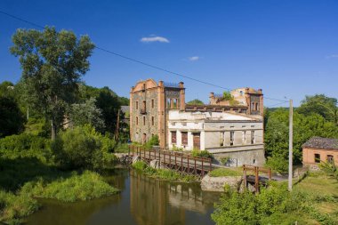 Ukrayna, Nemyriv yolunda terk edilmiş eski değirmen.