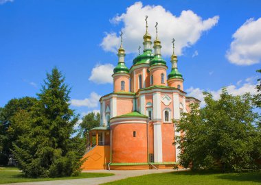Ukrayna 'nın Gustia köyündeki Gustynsky manastırındaki Peter ve Paul Kilisesi