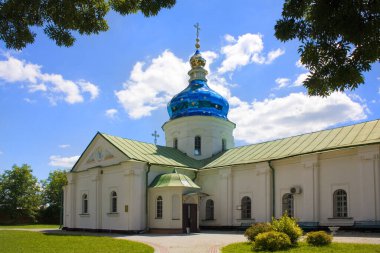 Ukrayna 'nın Gustia köyündeki Gustynsky manastırında İsa' nın dirilişi kilisesi.