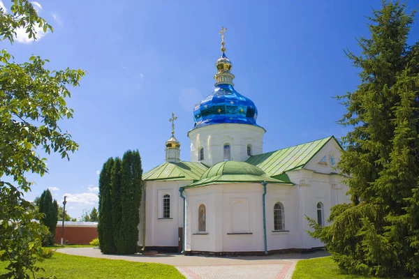 ウクライナのグスティア村のグスティア修道院の食堂でキリストの復活の教会 — ストック写真