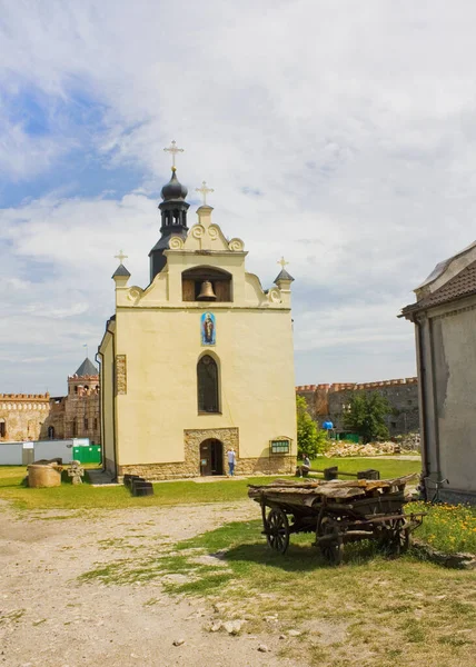 ウクライナのMedzhybozhu城の城教会 — ストック写真