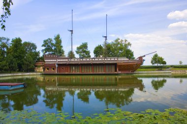 Mezhyhirya 'daki Galleon gemi restoranı - eski başkan Yanukovich' in evi