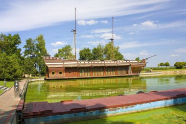 Mezhyhirya, Ukrayna - 25 Ağustos 2020: Mezhyhirya 'daki Galleon gemi restoranı - eski başkan Yanukovich' in evi