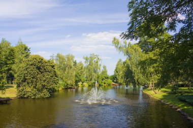 Mezhyhirya 'daki park (Başkan Yanukoviç' in eski cumhurbaşkanı ikametgahı) Ukrayna 'nın Kyiv bölgesinde