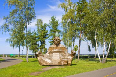 Ukrayna 'nın başkenti Kyiv' de bulunan Mezhyhirya 'da (eski cumhurbaşkanı Yanukoviç' in konutu) Troll Zen (ahşap heykel) heykeli