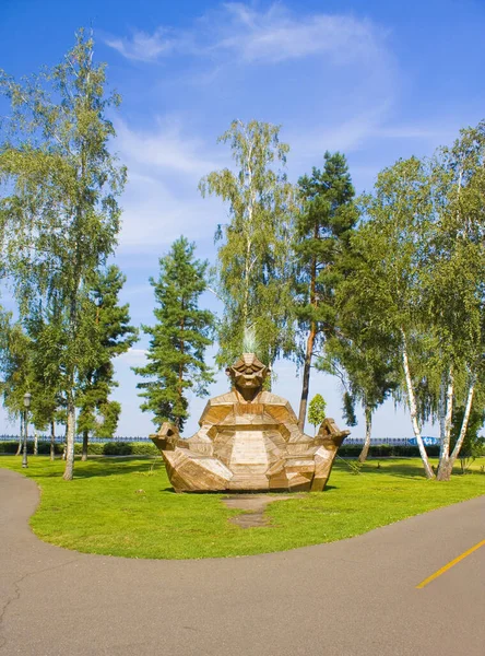 乌克兰基辅地区Mezhyhirya 亚努科维奇总统前总统官邸 的Troll Zen 冥想雕像 — 图库照片