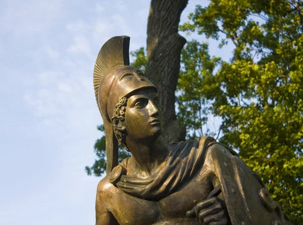 ウクライナのベラヤ ツェルコフにあるアレクサンドリア公園での剣を持つ戦士の彫刻 — ストック写真
