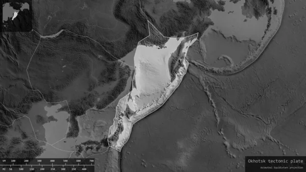 情報量の多いオーバーレイを持つグレースケールの地図の暗く 不規則な背景に概説オホーツクプレート形状 3Dレンダリング — ストック写真