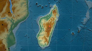 Madagaskar, rahatlama ortografik haritasında ana hatlarıyla belirtilmiş. Sermaye, idari sınırlar ve memnuniyet