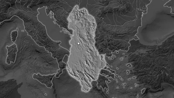 アルバニアのハイライトされた地域は その周辺の地図上の首都ポイントとなります 標高マップ — ストック写真