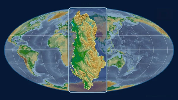 アルバニアのアウトラインを視野に入れつつ拡大し モルルワイド予測における世界地図に対する視点線を示している 形を中心に 色物理図 — ストック写真