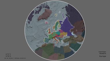 Danimarka 'nın merkezi, kıtasının etrafını çevreleyen çemberin içerisindedir. Büyük harf georeferans ve isimler verildi. İdari bölümün renk haritası