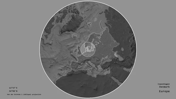 デンマークの地域は 荒廃した背景に対して隔離された大陸の大規模な地図上の円でマークされました 与えられた資本金の地理的条件と名前 標高マップ — ストック写真