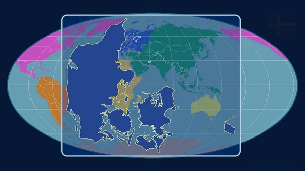 放大了丹麦的轮廓 用透视线与摩尔魏德投影中的全球地图相对照 形体中心 各大洲的彩色地图 — 图库照片