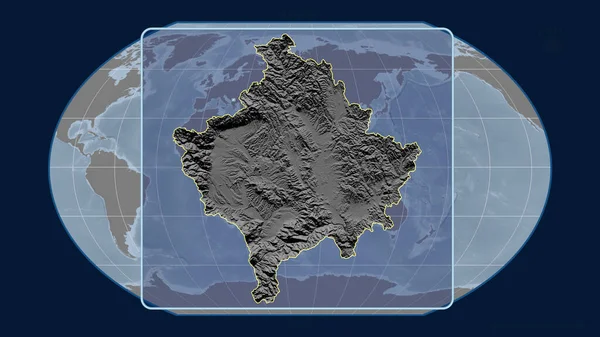 用透视线与Kavrayskiy投影中的全球地图对齐 放大了科索沃的轮廓 形体中心 灰度高程图 — 图库照片