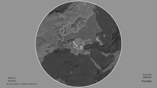 コソボの地域は 荒廃した背景に対して孤立した大陸の大規模な地図上の円でマークされた 与えられた資本金の地理的条件と名前 標高マップ — ストック写真