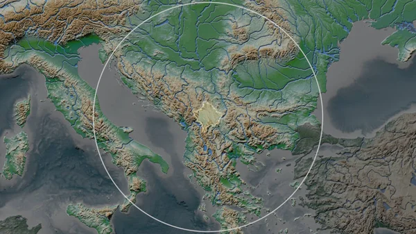 科索沃扩大的地区在其邻近地区的背景上被一个圆圈所包围 彩色物理图 — 图库照片