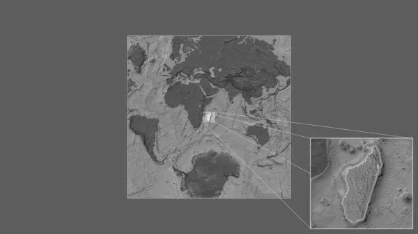 从世界大比例尺地图中提取出的马达加斯加扩大和扩大的区域 其主要线连接了框架的各个角落 Bilevel高地图 — 图库照片