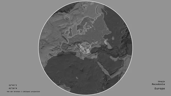 マケドニアの地域は 荒廃した背景に対して隔離された大陸の大規模な地図上の円でマークされました 与えられた資本金の地理的条件と名前 標高マップ — ストック写真