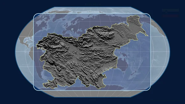 スロヴェニアのアウトラインを視野に入れ 世界地図に対する視点線をカヴァライスキー投影で拡大した 形を中心に グレースケール標高図 — ストック写真