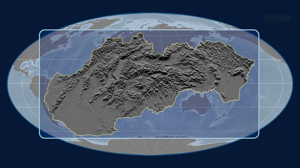 スロバキアのアウトラインを視野線で拡大し Mollweide予測の世界地図に対して 形を中心に グレースケール標高図 — ストック写真