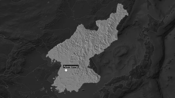 首都ポイントとラベルが付いた北朝鮮のハイライトエリアは その近隣の荒廃した地図上にあります 標高マップ — ストック写真
