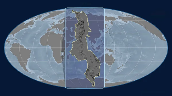 モルウェド プロジェクションの世界地図に対する遠近法線を持つマラウィのアウトラインの拡大表示 形を中心に グレースケール標高図 — ストック写真