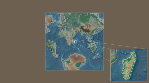 从世界大比例尺地图中提取出的马达加斯加扩大和扩大的区域 其主要线连接了框架的各个角落 彩色物理图 — 图库照片