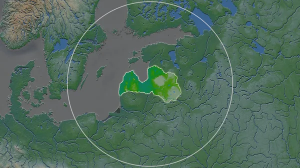 拉脱维亚扩大的地区在其邻近地区的背景上被一个圆圈包围 彩色物理图 — 图库照片